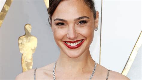 Image of topless Gal Gadot whips internet into a。